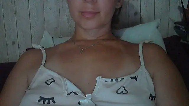Snapshot of Bella--White chatting on 07.16.26 Bella--White online show from 07.16.26