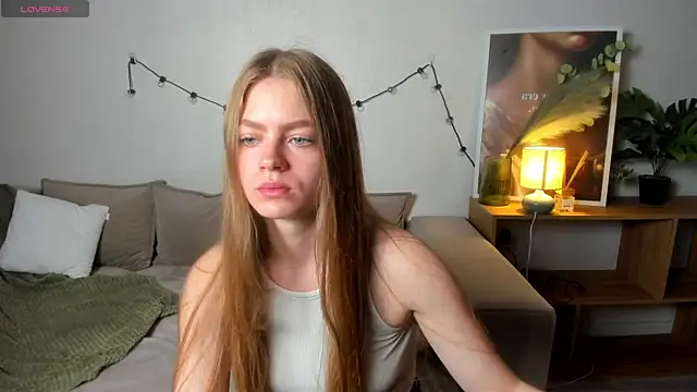 Snapshot of HoneyEmilly chatting on 05.21.26 HoneyEmilly online show from 05.21.26