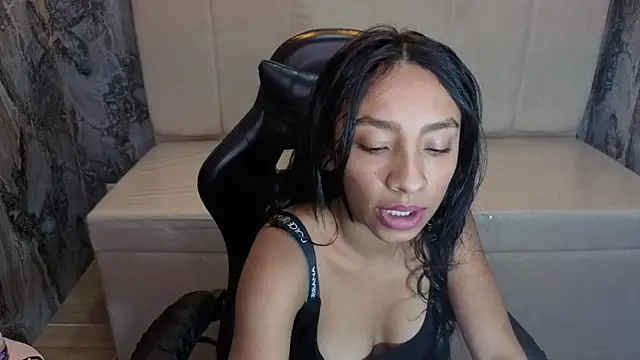 Snapshot of Adarasuri_v chatting on 06.27.26 Adarasuri v online show from 06.27.26