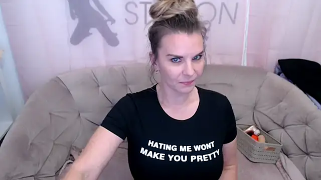 Snapshot of AischePervers chatting on 11.11.25 AischePervers online show from 11.11.25