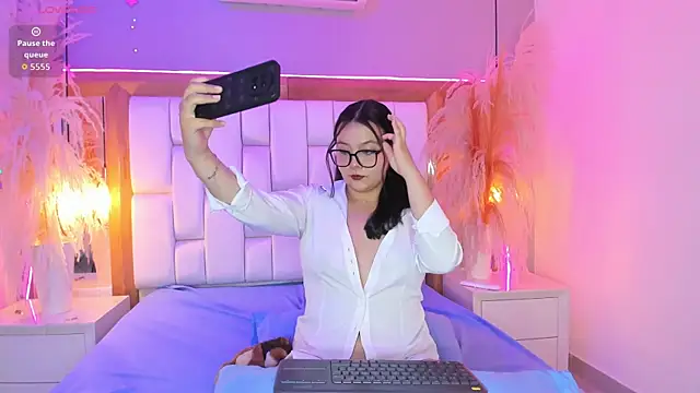 Violet Bloom online show from 05.30.26