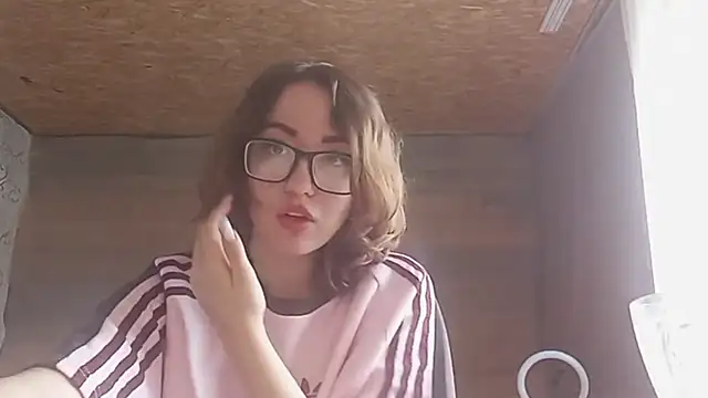 Snapshot of OliviaMoment chatting on 06.20.26 OliviaMoment online show from 06.20.26