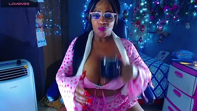 Snapshot of cairohot chatting on 12.22.24 cairohot online show from 12.22.24