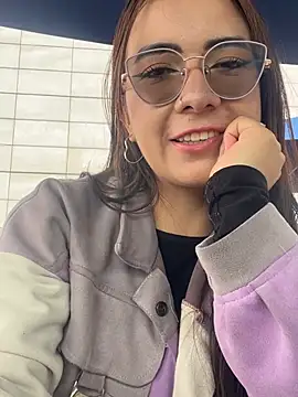 Snapshot of arilynn_ chatting on 06.18.26 arilynn online show from 06.18.26