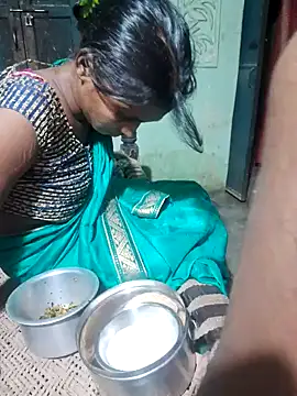 Snapshot of desiwife123coupl chatting on 06.28.26 desiwife123coupl online show from 06.28.26