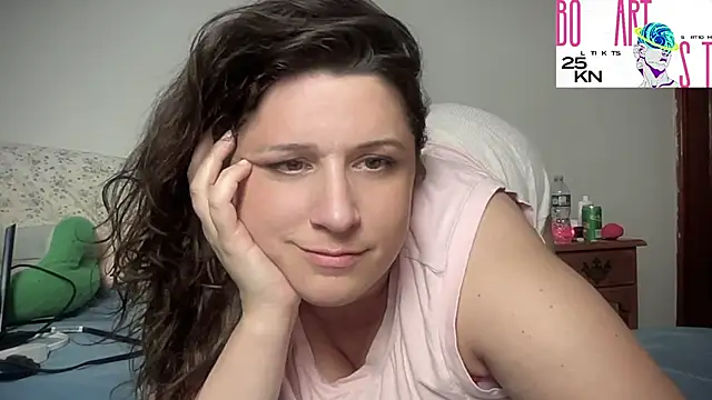 Snapshot of maddiliz chatting on 02.14.25 maddiliz online show from 02.14.25