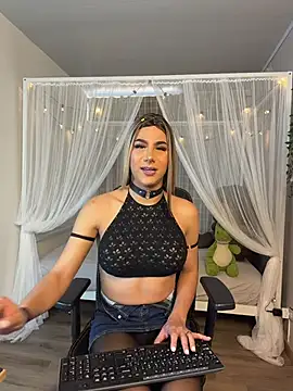 Snapshot of Martinaa_Rose chatting on 06.25.26 Martinaa Rose online show from 06.25.26