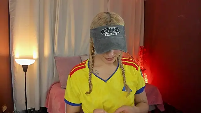 Snapshot of sensual_fer chatting on 06.27.26 sensual fer online show from 06.27.26