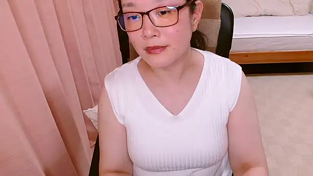 Snapshot of LENA-xo chatting on 06.16.26 LENA-xo online show from 06.16.26