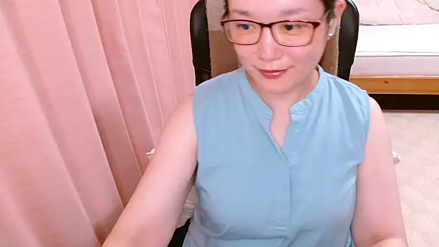 Snapshot of LENA-xo chatting on 06.17.26 LENA-xo online show from 06.17.26