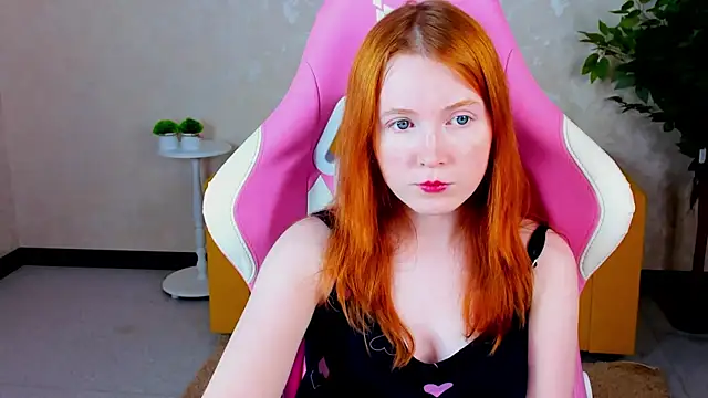 Snapshot of ari-kittyy chatting on 06.18.26 ari-kittyy online show from 06.18.26