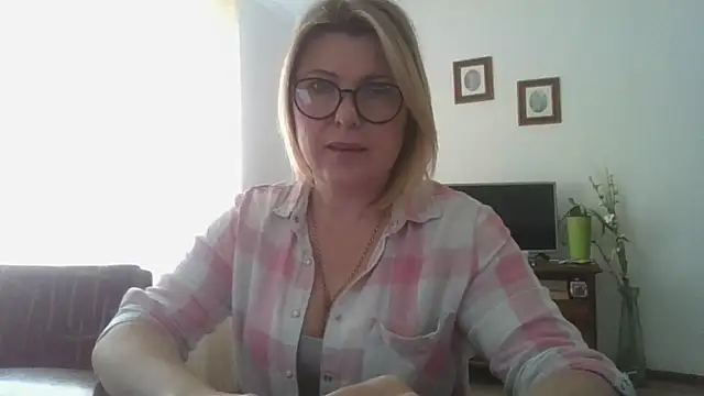 Snapshot of ElenaLove888 chatting on 06.13.26 ElenaLove888 online show from 06.13.26