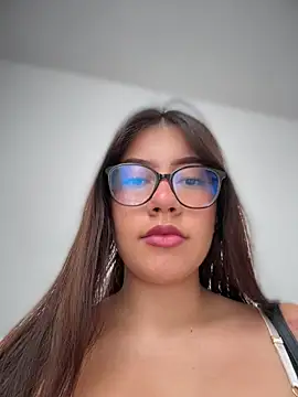 Snapshot of Saracalderon chatting on 06.17.26 Saracalderon online show from 06.17.26