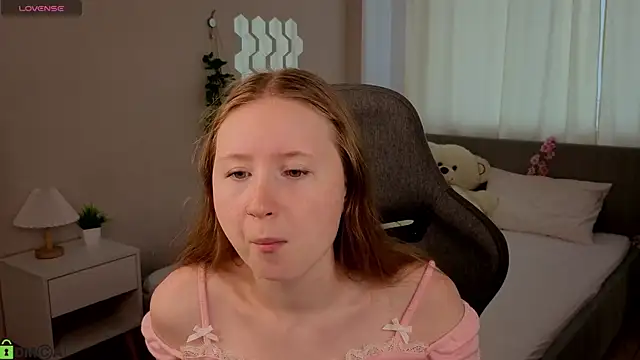 Snapshot of LiliTiny chatting on 07.18.26 LiliTiny online show from 07.18.26