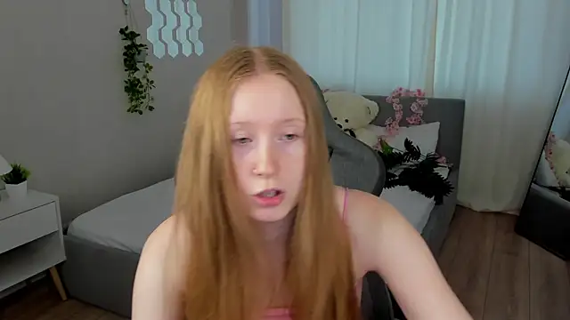 Snapshot of LiliTiny chatting on 07.25.26 LiliTiny online show from 07.25.26