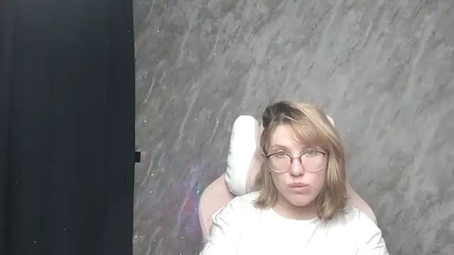 Reginasmilee online show from 01.23.25