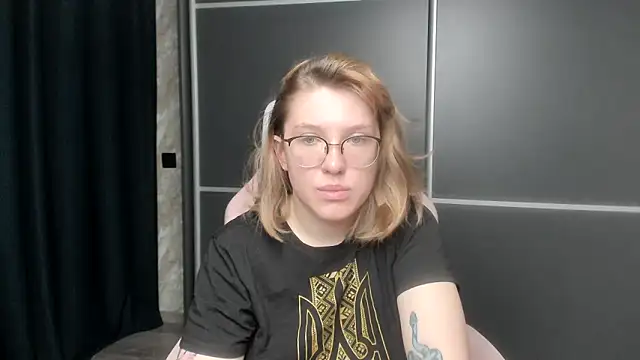 Reginasmilee online show from 01.25.25