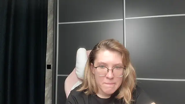 Reginasmilee online show from 01.25.25