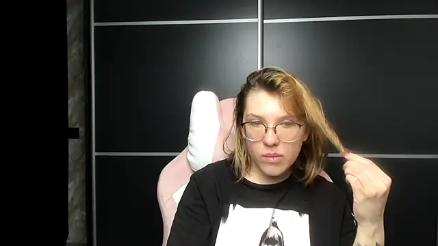 Reginasmilee online show from 01.28.25