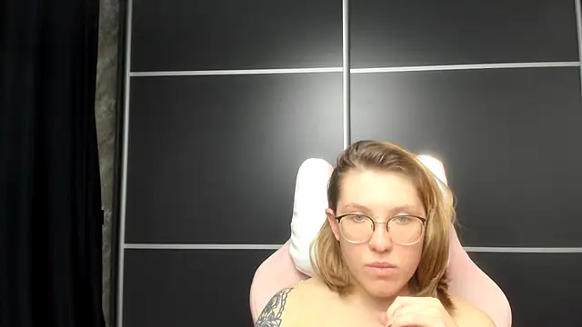 Reginasmilee online show from 01.28.25