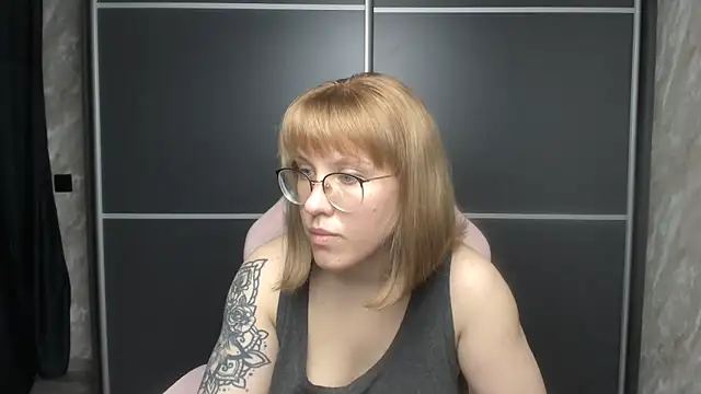 Reginasmilee online show from 01.30.25