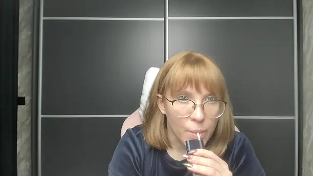Reginasmilee online show from 02.01.25