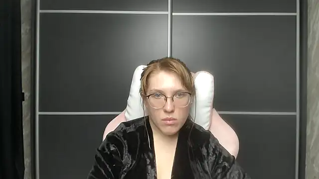 Reginasmilee online show from 02.04.25