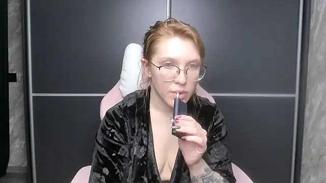 Reginasmilee online show from 02.04.25