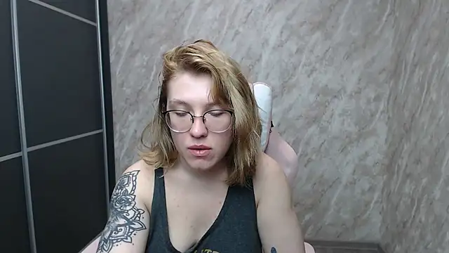 Reginasmilee online show from 02.16.25
