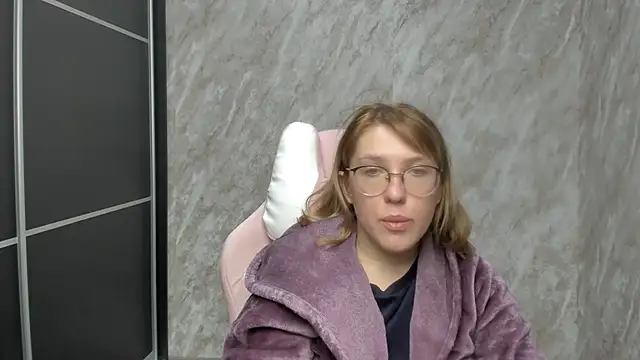 Reginasmilee online show from 02.22.25