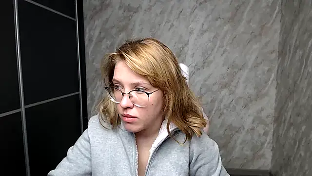 Reginasmilee online show from 03.14.25