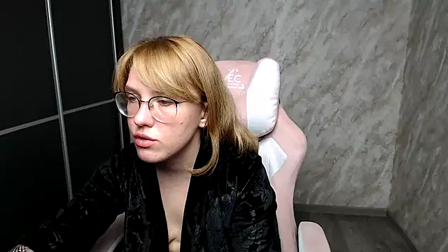 Reginasmilee online show from 03.15.25