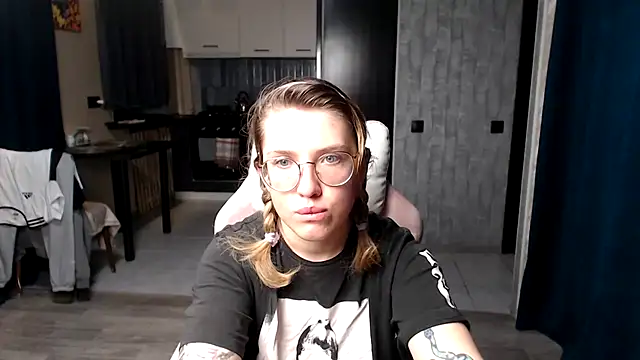 Reginasmilee online show from 09.18.25