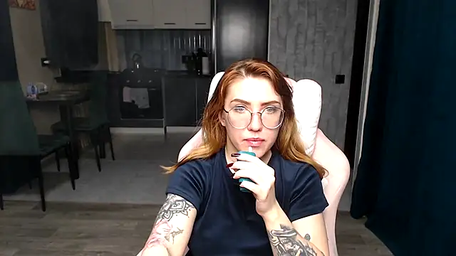 Reginasmilee online show from 11.17.25