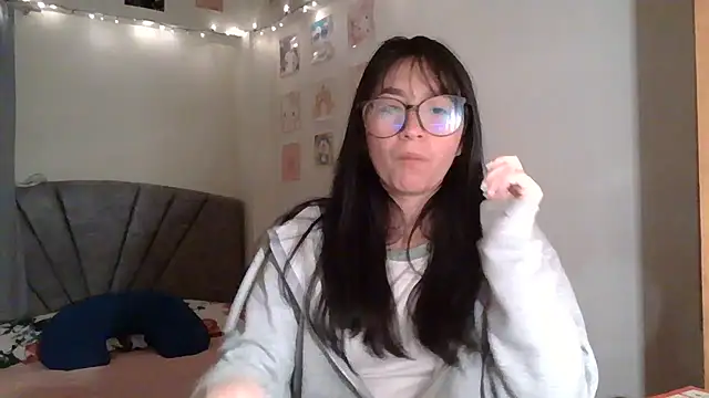 Snapshot of Zui_Luh chatting on 07.16.26 Zui Luh online show from 07.16.26