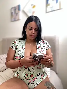 Snapshot of AliceStarshine chatting on 10.22.25 AliceStarshine online show from 10.22.25