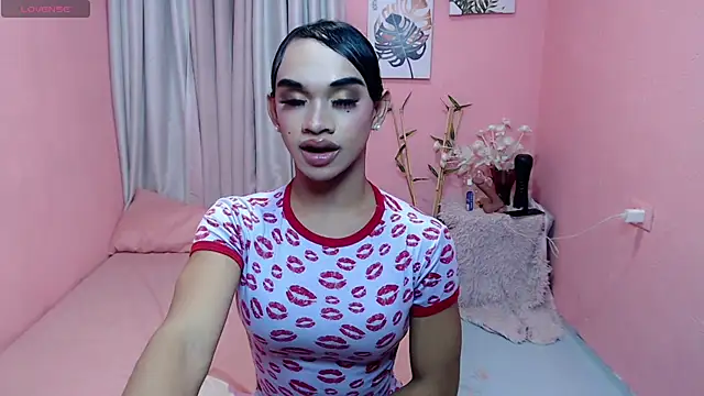 Snapshot of VivienneLuxe chatting on 07.18.26 VivienneLuxe online show from 07.18.26