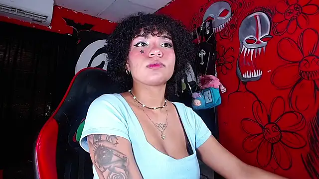 Snapshot of Trixiehotx chatting on 07.19.26 Trixiehotx online show from 07.19.26