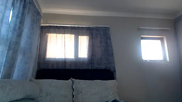 Snapshot of leanna23 chatting on 10.10.25 leanna23 online show from 10.10.25