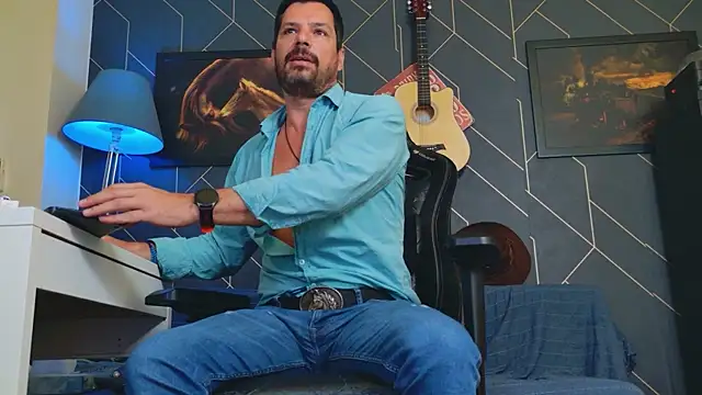 Snapshot of ChrisKox chatting on 09.26.25 ChrisKox online show from 09.26.25