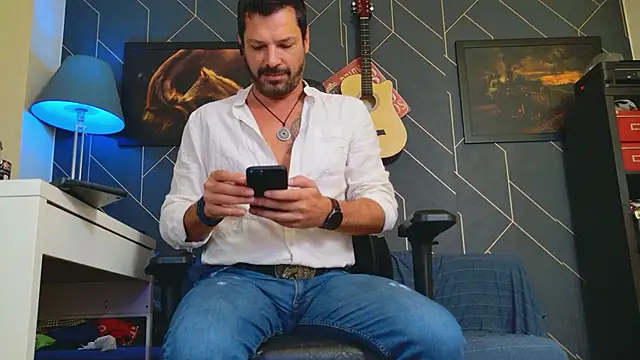 Snapshot of ChrisKox chatting on 10.10.25 ChrisKox online show from 10.10.25