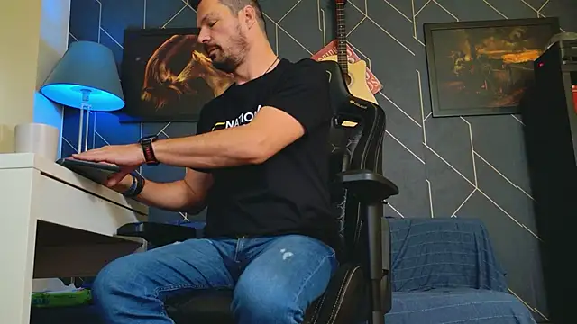 Snapshot of ChrisKox chatting on 10.14.25 ChrisKox online show from 10.14.25