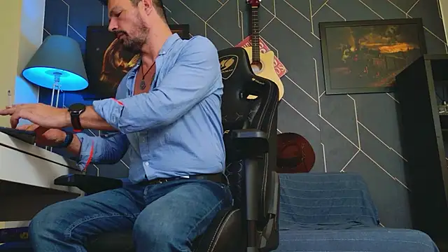 Snapshot of ChrisKox chatting on 10.22.25 ChrisKox online show from 10.22.25