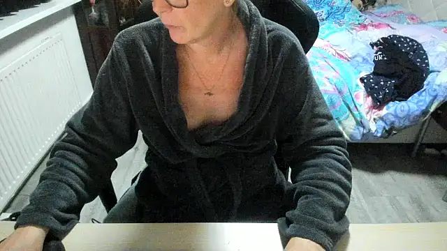 minoesje37 online show from 11.10.25