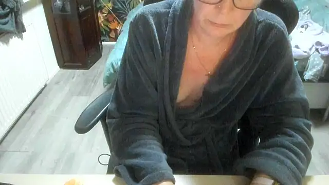 minoesje37 online show from 12.21.25