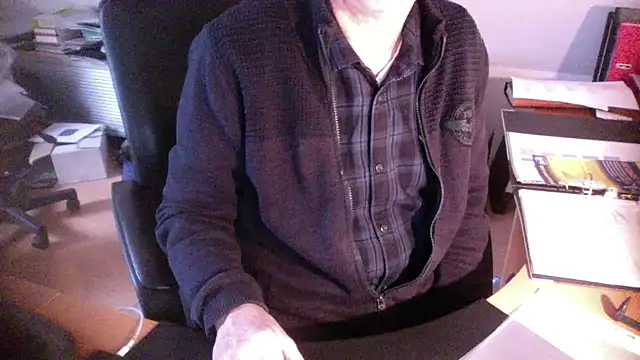 Snapshot of outlaw200 chatting on 12.30.24 outlaw200 online show from 12.30.24