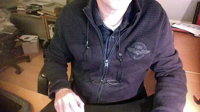 Snapshot of outlaw200 chatting on 12.30.24 outlaw200 online show from 12.30.24