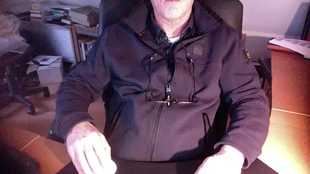 Snapshot of outlaw200 chatting on 01.06.25 outlaw200 online show from 01.06.25