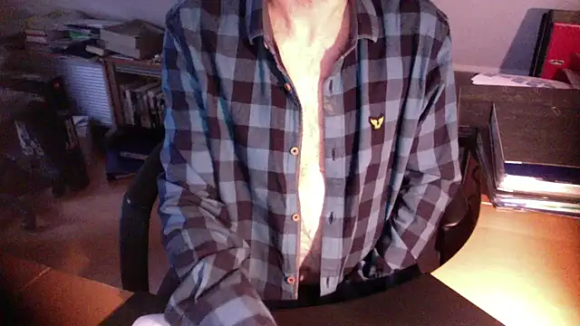 Snapshot of outlaw200 chatting on 01.15.25 outlaw200 online show from 01.15.25