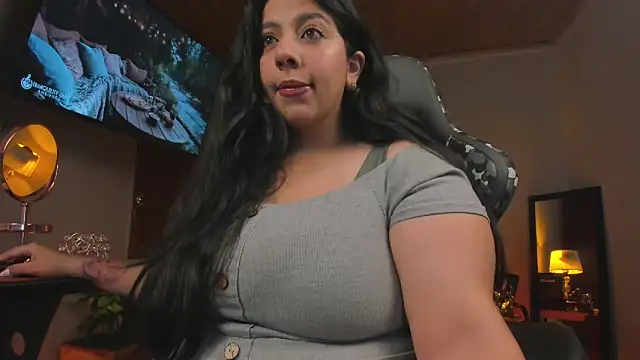 Snapshot of coraline_latin chatting on 02.14.25 coraline latin online show from 02.14.25